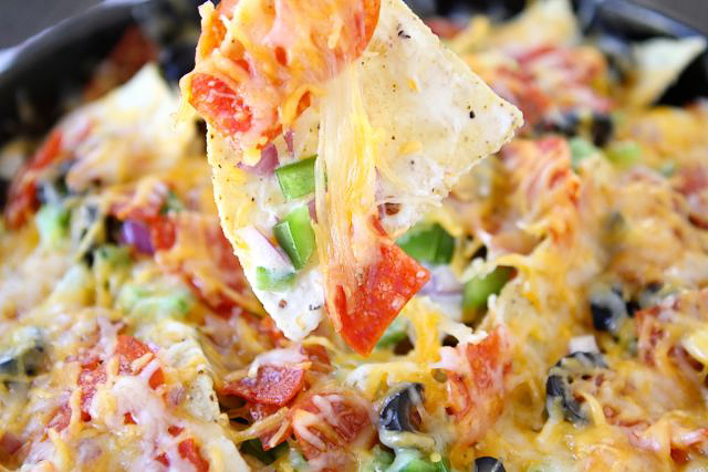 retira del horno y disfruta tu pizza de nachos