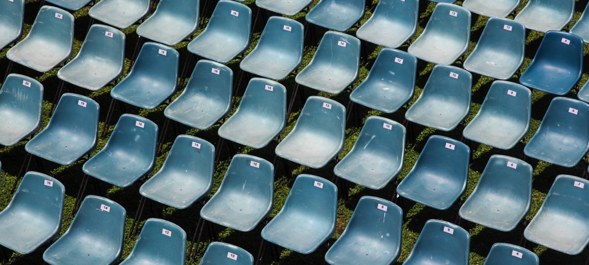 Varios asientos en un estadio