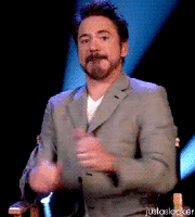 Robert Downey Jr. haciendo el pulgar hacia arriba