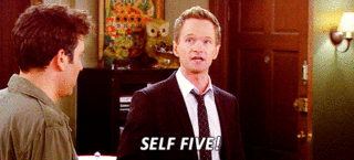 Barney aplaudiendo mientras dice: Self five!