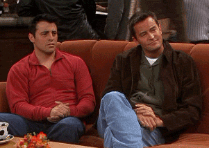 Joey y Chandler aplaudiendo en una sala
