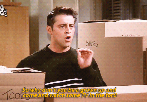 Joey rodeado de cajas de cartón, diciendo porque no eres un adulto, vienes y ves TV en el forte.