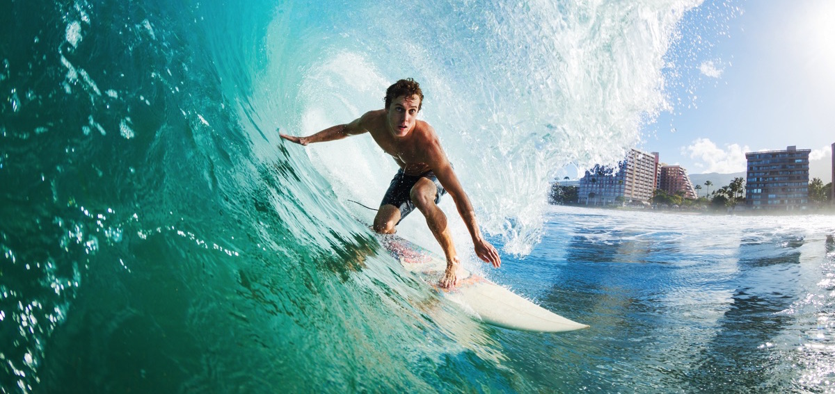 hombre-surfeando-en-la-playa
